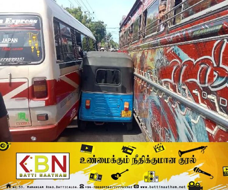 யாழில் இரண்டு பேருந்துகளுக்கு நடுவில் சிக்கிய முச்சக்கரவண்டி!