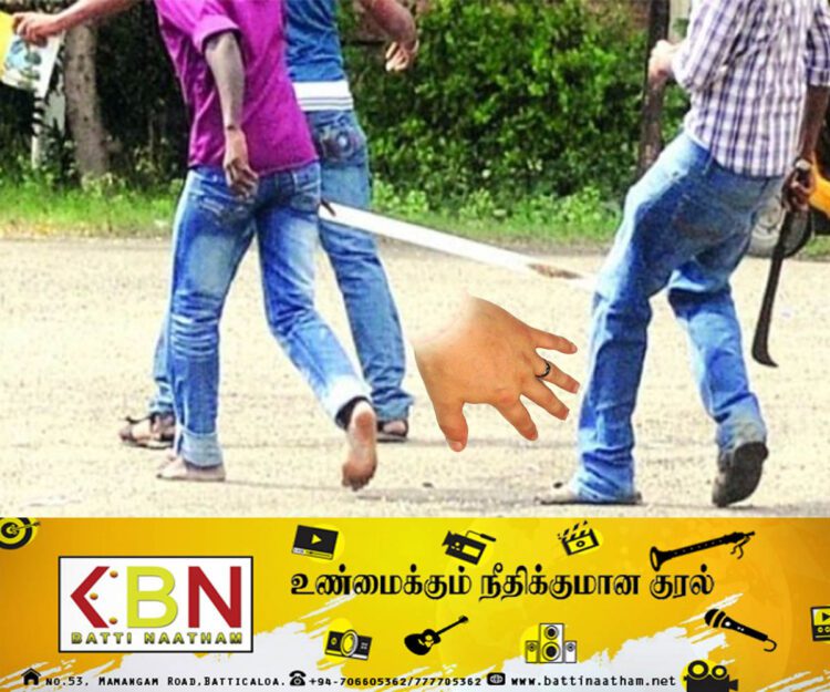 இரு குழுக்களுக்கிடையே வாள்வெட்டு; துண்டிக்கப்பட்ட கையை விட்டோடிய இளைஞன்!