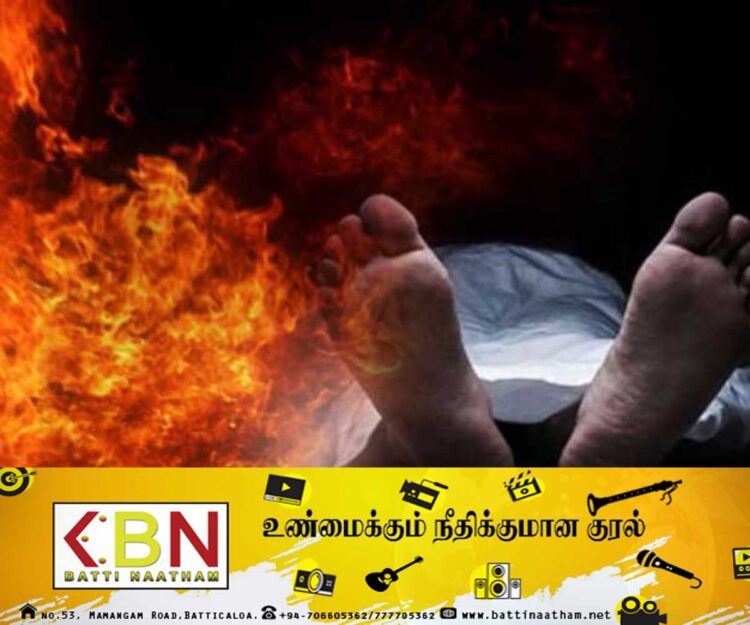 வைக்கோலுக்கு தீ வைக்கச் சென்ற பெண் அதே தீயில் சிக்கி உயிரிழப்பு!
