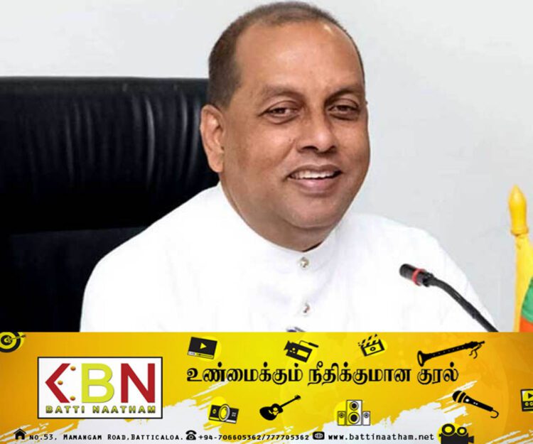 அரச சொத்துக்களை அமைச்சின் செயலரிடம் கையளித்தார் மஹிந்த அமரவீர!