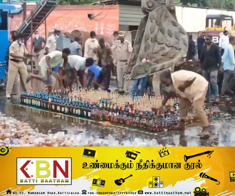 அழிக்க கொண்டுசென்ற மதுபான போத்தல்களை அள்ளிக்கொண்டு சென்ற குடிமகன்கள்!