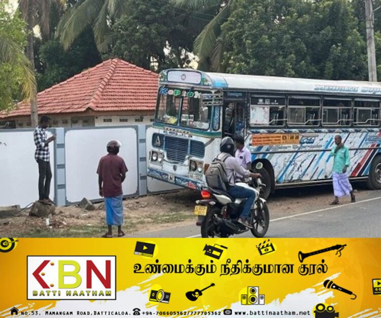 மட்டக்களப்பு பகுதியில் மதிலில் மோதிய தனியார் பேருந்து!