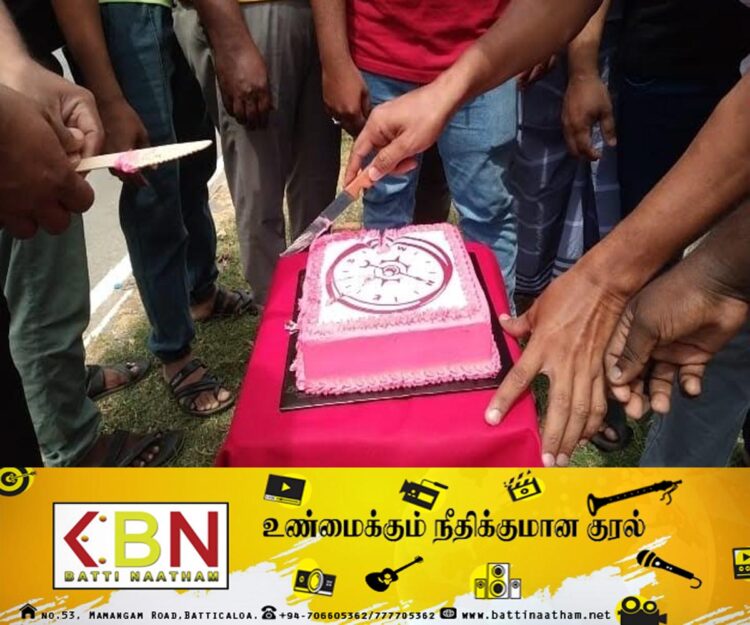 கிண்ணியாவில் கேக் வெட்டி கொண்டாடிய ஜனாதிபதியின் ஆதரவாளர்கள்!