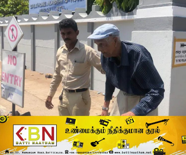 திருகோணமலையில் 106 வயதிலும் தனது வாக்கினை பதிவு செய்த நபர்!