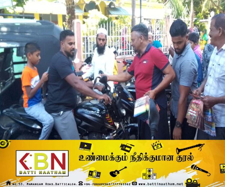 வட மேல் மாகாணஆளுநர் ஹாபிஸ் நசிரின் வழிகாட்டலில் ரணிலுக்கு ஆதரவு தெரிவித்து துண்டு பிரசுரங்கள் வழங்கி வைப்பு!