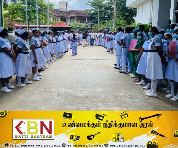 மட்டு போதனா வைத்தியசாலை மீது அவதூறு பரப்பப்பட்டதை கண்டித்து தாதியர்கள் போராட்டம்!