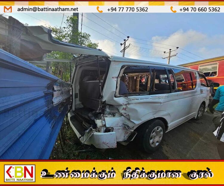 கொடிகாமம் பிரதேச வைத்தியசாலைக்கு முன்பாக புகையிரதமும் வேனும் மோதி விபத்து