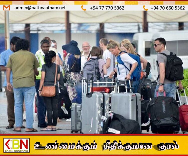 நாட்டை விட்டு வெளியேறும் சுற்றுலா பயணிகள்