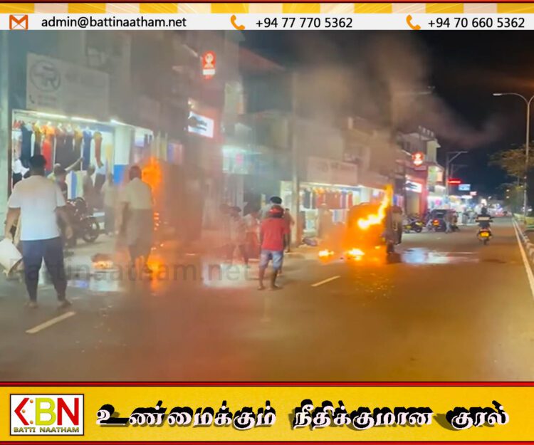 காத்தான்குடி வீதியில் தீப்பற்றியெரிந்த முச்சக்கர வண்டி
