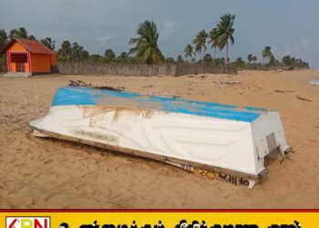 யாழ் வடமராட்சி பகுதியில் கரையொதுங்கியுள்ள மர்ம படகு