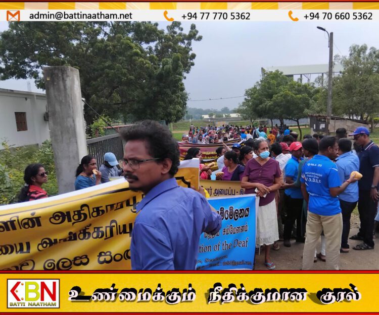 சைகை மொழியை அரச மொழியாக அனைத்து இடங்களிலும் பயன்படுத்த வலியுறுத்தி கிளிநொச்சியில் பேரணி