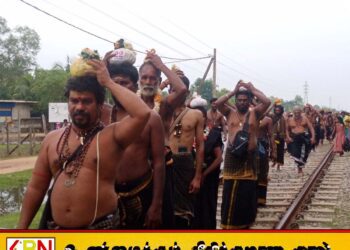 மாவடிவேம்பு ஸ்ரீ ஐயப்பசுவாமி ஆலய குருசாமி தலைமையிலான குழுவினர் சபரிமலைக்கு பயணம்