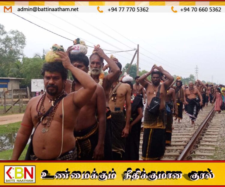 மாவடிவேம்பு ஸ்ரீ ஐயப்பசுவாமி ஆலய குருசாமி தலைமையிலான குழுவினர் சபரிமலைக்கு பயணம்