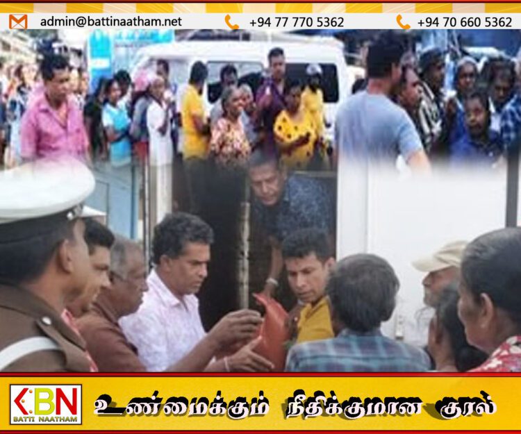 அம்பாந்தோட்டையில் சிவப்பு அரிசிக்கு வரிசையில் நின்ற மக்கள்