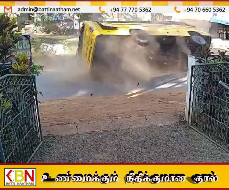 கேரளாவில் தனியார் பாடசாலை வாகனம் விபத்து ; சிறுமி உயிரிழப்பு  (CCTV)