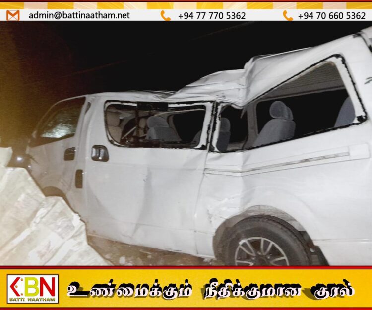 மட்டு கொக்குவில் பகுதியில் மின்சாரத் தூணுடன் வேன் மோதி விபத்து