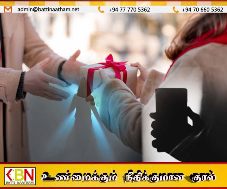 தொலைபேசியை களவாடி காதலனுக்கு பரிசு வழங்கிய பெண் கைது