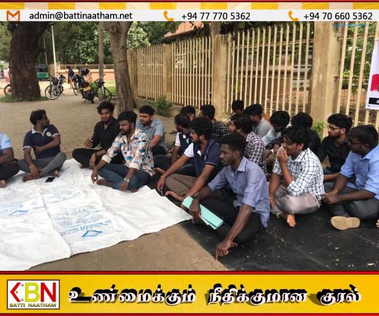 காலவரையறையற்ற உண்ணாவிரதப் போராட்டத்தில் குதித்த யாழ் பல்கலை மாணவர்கள்