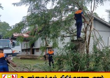 கிளிநொச்சியில் நெற்களஞ்சியசாலையை துப்பரவு செய்த இராணுவத்தினர்