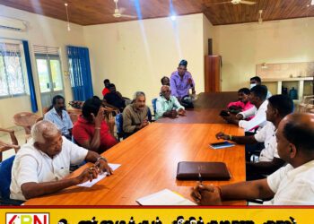 துறைமுகத்தில் தேங்கிக்கிடக்கும் கொள்கலன்கள்
