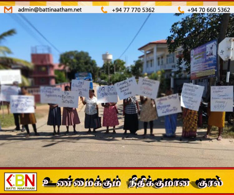 பூநகரி பிரதேச செயலகத்துக்கு முன் மக்கள் ஆர்ப்பாட்டம்; மதுபானசாலையை இடமாற்றக் கோரி
