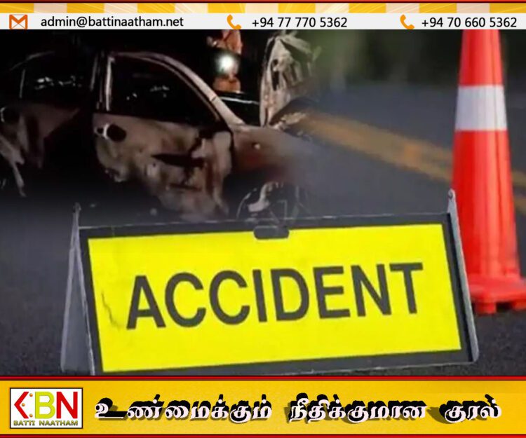 காரொன்று மின் கம்பத்தில் மோதி விபத்து; தீக்கிரையான கார்
