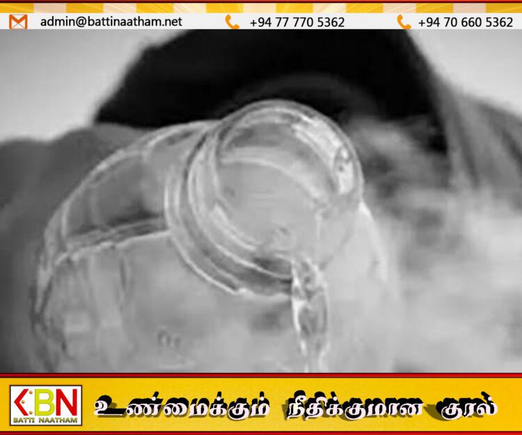 இளைஞன் மீது அசிட் வீசிய இரு பெண்கள்