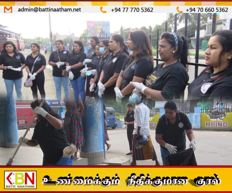 மட்டு அழகு கலை அமைப்பு சர்வதேச பெண்கள் தினத்தை முன்னிட்டு பஸ்தரிப்பு நிலையத்தில் சிரமதானம்