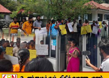 நெடுந்தீவு பகுதியில் மதுபானசாலை அனுமதியினை இரத்து செய்யக்கோரி பொதுமக்கள் போராட்டம்
