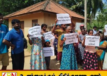 முல்லைத்தீவில் கசிப்பு விற்பனையாளர்களின் வீட்டிற்கு முன் பதாதைகளை காட்சிபடுத்தி மக்கள் போராட்டம்