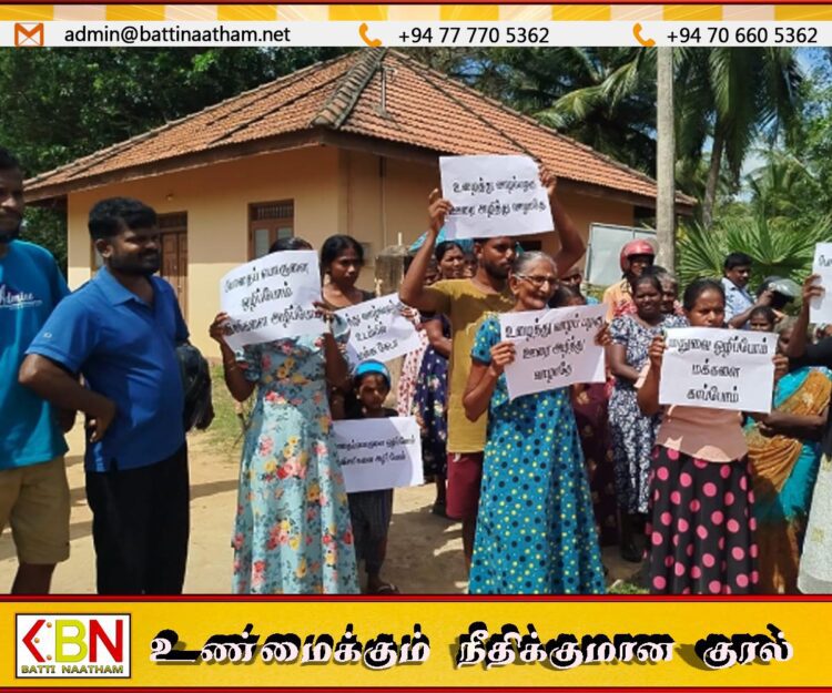 முல்லைத்தீவில் கசிப்பு விற்பனையாளர்களின் வீட்டிற்கு முன் பதாதைகளை காட்சிபடுத்தி மக்கள் போராட்டம்