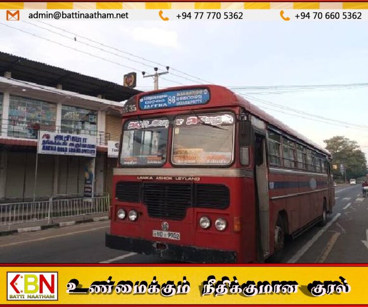 இரண்டு பதாகைகளை தாங்கி வரும் அரச பேருந்துகள்; குழப்பத்தில் பயணிகள்