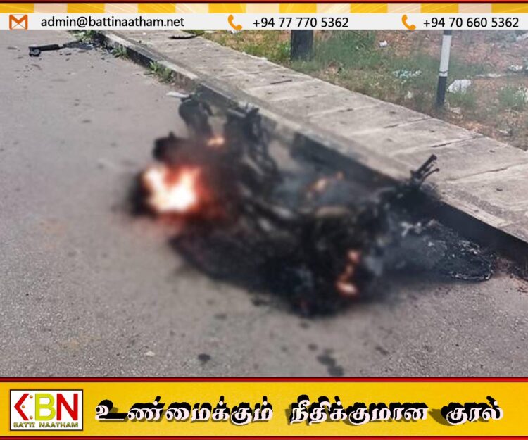 நுவரெலியாவில் இருவருக்கும் இடையே ஏற்பட்ட தகராறு காரணமாக மோட்டார் சைக்கிள் தீக்கிரை