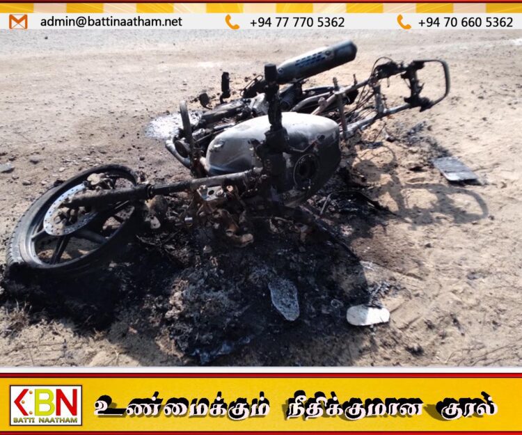 ஓட்டமாவடியில் திடீரென தீப்பற்றிய மோட்டார் சைக்கிள் தீக்கிரையாகியது