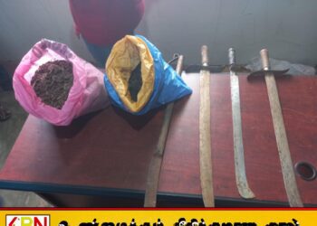 கஞ்சா மற்றும் கூரிய வாள்களுடன் மூவர் கைது