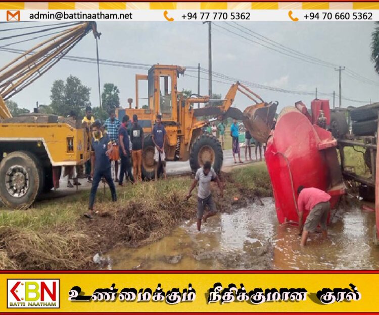 மட்டக்களப்பிற்கு பெட்ரோல் ஏற்றி வந்த பவுசர் வயலுக்குள் கவிழ்ந்து விபத்து