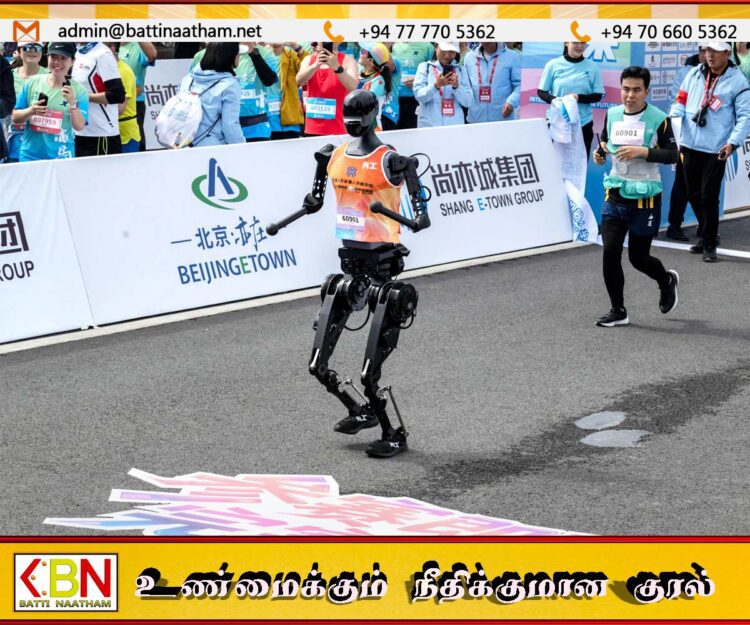 சீனாவில் இயந்திர மனிதா்கள் பங்கேற்ற முதல் மரத்தான் ஓட்டப் போட்டி