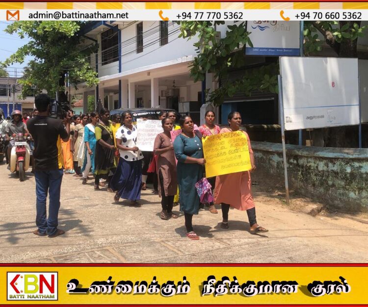 மட்டு ஏறாவூர் பற்று பிரதேச செயலக பிரிவில் குளம் உடைக்கப்படுவதனால் ஆர்ப்பாட்டத்தில் ஈடுபட்ட மக்கள்