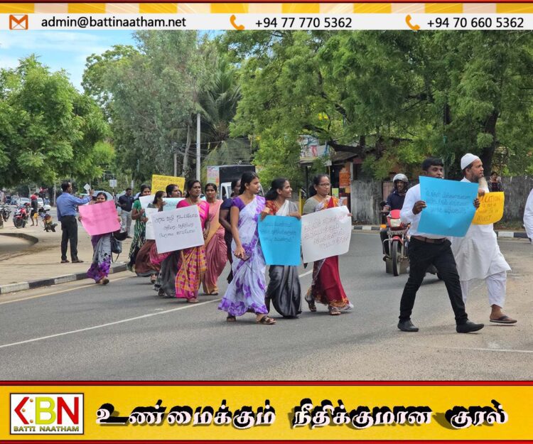 ஆசிரியர் மற்றும் அதிபர் மீது இடம்பெற்ற வாள் வெட்டு தாக்குதலை கண்டித்து திருக்கோவிலில் ஆர்ப்பாட்டம்