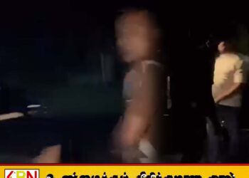 வீதியில் வைத்து நபர் ஒருவரை தாக்கும் போக்குவரத்து பொலிஸார்!