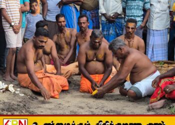 அம்பாறை தம்பிலுவில் கண்ணகியம்மன்ஆலய முன்றலில் கொம்பு முறிவிளையாட்டின் ஆரம்பமான போர்த் தேங்காய் உடைக்கும் நிகழ்வு