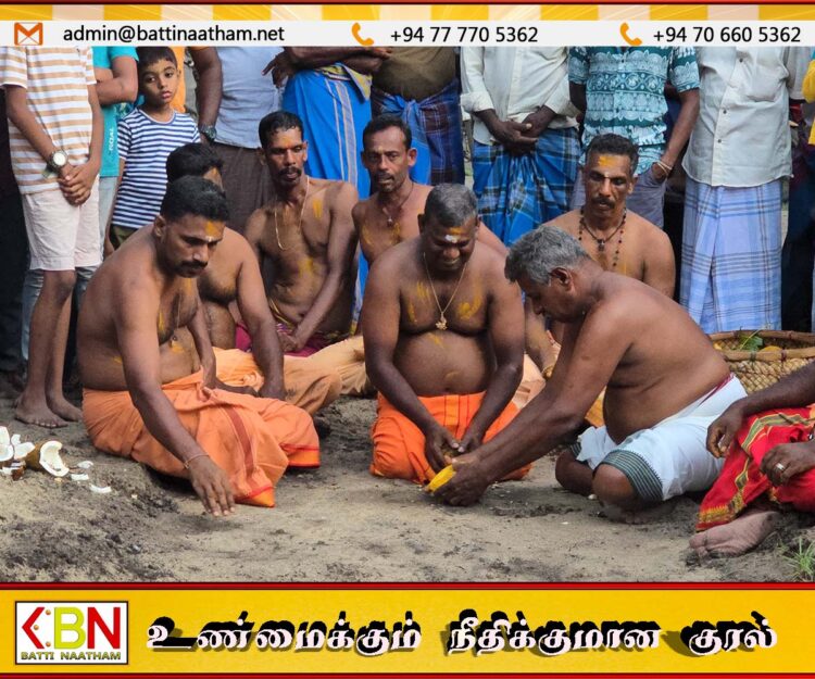 அம்பாறை தம்பிலுவில் கண்ணகியம்மன்ஆலய முன்றலில் கொம்பு முறிவிளையாட்டின் ஆரம்பமான போர்த் தேங்காய் உடைக்கும் நிகழ்வு