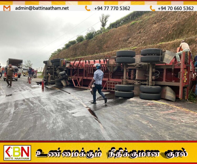 ஹட்டன் பிரதான வீதியில் எரிபொருள் வாகனம் விபத்து- கசிந்த எரிபொருளை பிடிக்க முண்டியடித்த மக்கள்