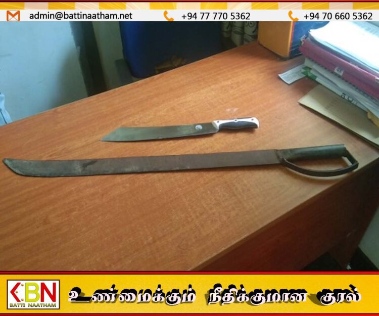 வாக்களிப்பு நிலையத்திற்கு அருகில் வாள்களுடன் சுற்றித் திரிந்தவர்கள் கைது