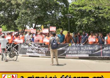 மட்டு காந்திபூங்காவில் வீதி அபிவிருத்தி தற்காலிக ஊழியர்களை நிரந்தரமாக்கக்கோரி முன்னெடுக்கப்பட்ட கவன ஈர்ப்பு போராட்டம்