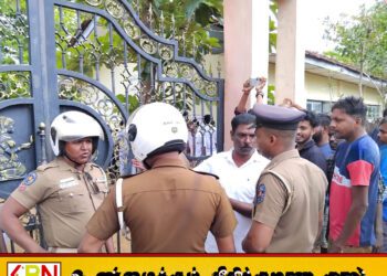 முல்லைத்தீவில் மாணவகளின் பெற்றோர்களால் முன்னெடுக்கப்பட்ட போராட்டத்தில் பதற்ற நிலை