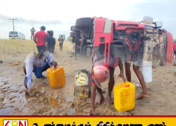 கிளிநொச்சியில் எரிபொருள் பாரவூர்தி விபத்து; கசிந்த டீசலை அள்ளிச்சென்ற மக்கள்
