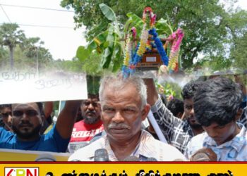 வாள்வெட்டுக்கு இலக்காகி உயிரிழந்த இளைஞனின் மரணத்திற்கு நீதி கேட்டு இறுதி ஊர்வலத்தின்போது போராட்டத்தில் குதித்த மக்கள்