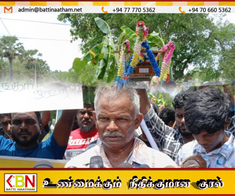 வாள்வெட்டுக்கு இலக்காகி உயிரிழந்த இளைஞனின் மரணத்திற்கு நீதி கேட்டு இறுதி ஊர்வலத்தின்போது போராட்டத்தில் குதித்த மக்கள்