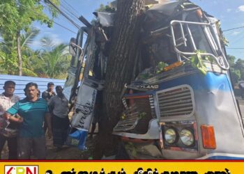 கதிர்காமம் சென்று திரும்பிய பேருந்து வீதியை விட்டு விலகி மரத்தில் மோதி விபத்து; மூவர் படு காயம்